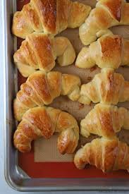 Bandeja de 6 medialunas rellenas de jamón y queso