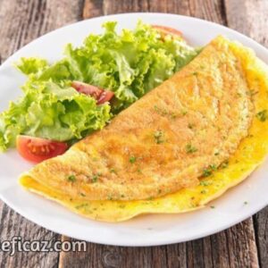 Omelette de jamón y queso con ensalada