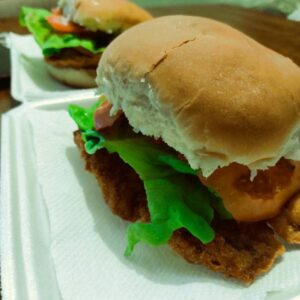 Milanesa de pollo completa al pan( sola, sin fritas).