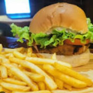 Milanesa de carne  completa ( lechuga ,tomate y huevo duro)y   porción de  papas fritas