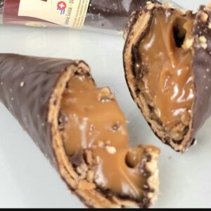 Cono relleno de dulce leche bañado en chocolate