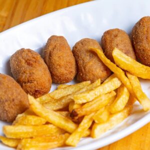 1 CROQUETA DE PAPA CON FRITAS.