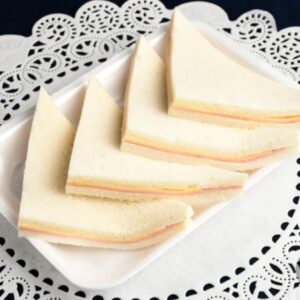 Bandeja de sándwiches de jamón y queso